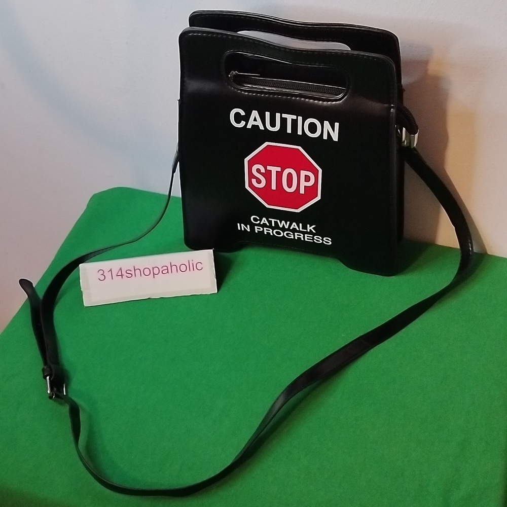 Black / White Purse With Removable Strap